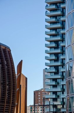 Mimari, yeni mimari biçimler, çizgiler ve yeni binalar. Milano 'nun göbeğindeki binaların tasarımı. Gökdelenler ve binalar Piazza Gae Aulenti 'ye yakın. Unipol Kulesi, Solaria Kulesi, 02-02-2022. İtalya