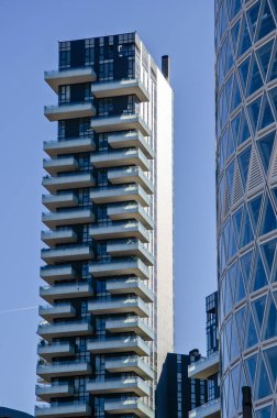 Mimari, yeni mimari biçimler, çizgiler ve yeni binalar. Milano 'nun göbeğindeki binaların tasarımı. Gökdelenler ve binalar Piazza Gae Aulenti 'ye yakın. Unipol Kulesi, Solaria Kulesi, 02-02-2022. İtalya