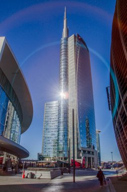 Mimari, yeni mimari biçimler, çizgiler ve yeni binalar. Milano 'nun göbeğindeki binaların tasarımı. Piazza Gae Aulenti 'deki gökdelenler ve binalar. Unicredit kulesi.