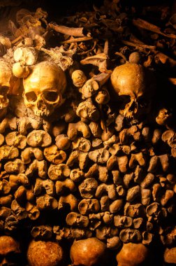 Altı milyondan fazla insanın kalıntılarını barındıran Paris 'in yeraltı mezarları. Kafatası ve kemiklerle ilgili detaylar. Fransa
