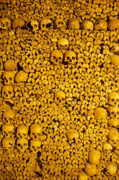 600万人以上の人々の遺骨を保持しているパリの地下納骨堂 頭蓋骨と骨の詳細 フランス — ストック写真