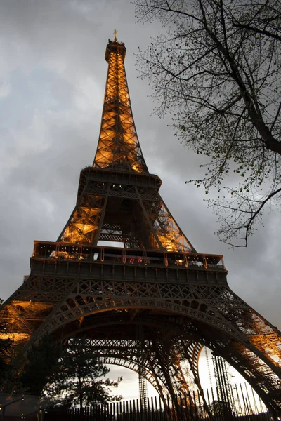 Paris França 2022 Árvores Ramo Torre Eiffel Torre Metal Concluída — Fotografia de Stock