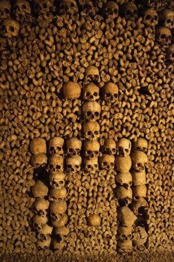 Paris, Fransa: Paris 'in yeraltı mezarlıklarında kafatasları ve kemikler, 285 km uzunluğundaki bir yeraltı taş ocağında dünyanın en büyük mezarlığı olan 6 milyondan fazla insanın kalıntılarını barındırıyor.