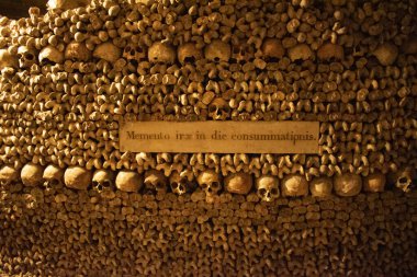 Paris, Fransa: Kurukafalar, kemikler ve Latince yazıtlar Dünyanın en büyük mezarlığı olan 6 milyondan fazla insanın kalıntılarıyla birlikte 285 km uzunluğundaki bir yeraltı taş ocağında, Paris 'in yeraltı mezarlığında günün sonunu hatırlayın.