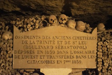 Paris, Fransa: kafatasları, kemikler ve Fransız yazıtları, Paris 'in yeraltı mezarlıklarında bulunan kalıntıların kökeni, 285 km uzunluğundaki bir yeraltı taş ocağında 6 milyondan fazla insanın kalıntılarını barındıran, dünyanın en büyük nekropolü.
