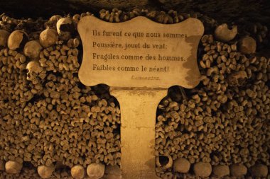 Paris, Fransa: Kurukafalar, kemikler ve Fransız yazıtları Onlar bizim neyimizdi. Toz, rüzgarın oyuncağı. Erkekler kadar narin. Paris 'in yeraltı mezarlıklarında bir hiçlik kadar zayıf, 6 milyondan fazla insanın kalıntılarıyla ünlü bir yeraltı taş ocağında ossuari.