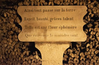 Paris, Fransa: kafatasları, kemikler ve Fransız yazıtları böylece dünyadaki her şey sona erer: akıl, güzellik, zarafet, yetenek. Kısa ömürlü bir çiçek gibi, Paris 'in yeraltı mezarlıklarında hafif bir esinti esiyor.