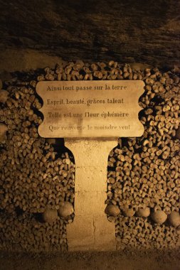Paris, Fransa: kafatasları, kemikler ve Fransız yazıtları böylece dünyadaki her şey sona erer: akıl, güzellik, zarafet, yetenek. Kısa ömürlü bir çiçek gibi, Paris 'in yeraltı mezarlıklarında hafif bir esinti esiyor.