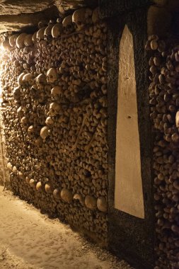 Paris, Fransa: Paris 'in yeraltı mezarlıklarında kafatasları ve kemikler, 285 km uzunluğundaki bir yeraltı taş ocağında dünyanın en büyük mezarlığı olan 6 milyondan fazla insanın kalıntılarını barındırıyor.