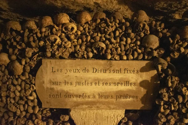 Paris, Fransa: Kafatasları, kemikleri ve Fransız yazıtları Tanrı 'nın gözleri erdemlilere sabitlenmiştir ve kulakları, 6 milyondan fazla insanın kalıntılarıyla bir yeraltı taş ocağının ünlü ossuaresi olan Paris Yeraltı Mezarlığı' ndaki dualarına açıktır.
