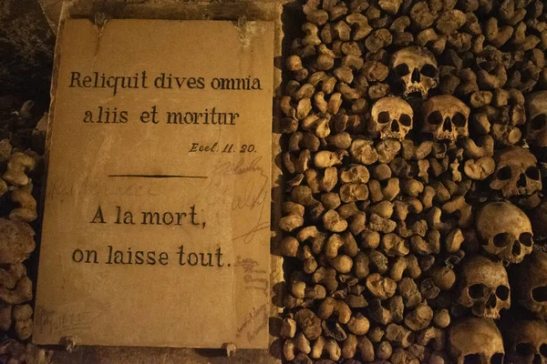绸缎和法国碑文富人留下了所有其他人 然后就死了 我们把所有的东西都留在了巴黎的墓穴里 一个有600多万人遗骸的地下采石场里的著名的骨灰 — 图库照片