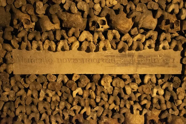 Paris, Fransa: kafatasları, kemikler ve Latince yazıtları hatırlayın, sonuncuyu unutmayın, Paris 'in yeraltı mezarlarını unutmayın, 285 km uzunluğundaki bir yeraltı taş ocağında 6 milyondan fazla insanın kalıntılarını barındıran, dünyanın en büyük mezarlığını.