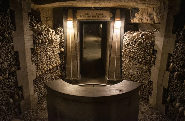 Paris, Fransa: kafatasları, kemikler ve Latince yazıtlar Günlerimiz Paris 'in yeraltı mezarlıklarında bir dalga gibi aktı, 285 km uzunluğundaki bir yeraltı taş ocağında 6 milyondan fazla insanın kalıntılarını barındıran, dünyanın en büyük mezarlığı