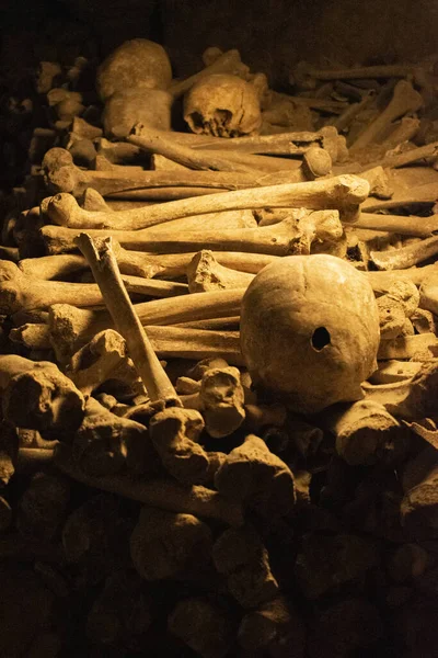 Paris, Fransa: Paris 'in yeraltı mezarlıklarında kafatasları ve kemikler, 285 km uzunluğundaki bir yeraltı taş ocağında dünyanın en büyük mezarlığı olan 6 milyondan fazla insanın kalıntılarını barındırıyor.