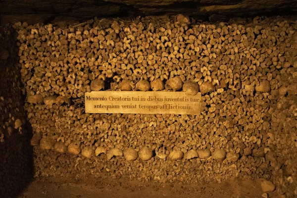 Paris, Fransa: Kurukafalar, kemikler ve Latince yazıtlar Gençlik günlerindeki yaratıcınızı hatırlayın Kötülük zamanı gelmeden önce Paris 'in yeraltı mezarlığına, 285 km uzunluğundaki bir yeraltı taş ocağında 6 milyondan fazla insanın kalıntılarıyla birlikte