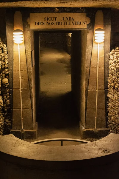 Paris Fransa Kafatasları Kemikler Latince Yazıtlar Günlerimiz Paris Yeraltı Mezarlıklarında — Stok fotoğraf