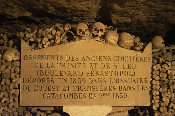 Paris, Fransa: kafatasları, kemikler ve Fransız yazıtları, Paris 'in yeraltı mezarlıklarında bulunan kalıntıların kökeni, 285 km uzunluğundaki bir yeraltı taş ocağında 6 milyondan fazla insanın kalıntılarını barındıran, dünyanın en büyük nekropolü.