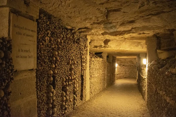 Paris, Fransa: kafatasları, kemikler, Latince ve Fransızca yazıtlar Zengin adam diğerlerini terk eder ve ölür, Ölünce herşeyi Paris 'in yeraltı mezarlığında bırakırız, ünlü bir mezarlıkta 6 milyondan fazla insanın kalıntılarıyla birlikte