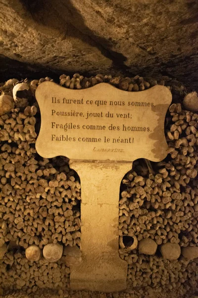 Paris, Fransa: Kurukafalar, kemikler ve Fransız yazıtları Onlar bizim neyimizdi. Toz, rüzgarın oyuncağı. Erkekler kadar narin. Paris 'in yeraltı mezarlıklarında bir hiçlik kadar zayıf, 6 milyondan fazla insanın kalıntılarıyla ünlü bir yeraltı taş ocağında ossuari.