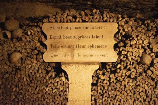Paris, Fransa: kafatasları, kemikler ve Fransız yazıtları böylece dünyadaki her şey sona erer: akıl, güzellik, zarafet, yetenek. Kısa ömürlü bir çiçek gibi, Paris 'in yeraltı mezarlıklarında hafif bir esinti esiyor.