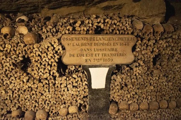 Paris, Fransa: kafatasları, kemikler ve Fransız yazıtları, Paris 'in yeraltı mezarlıklarında bulunan kalıntıların kökeni, 285 km uzunluğundaki bir yeraltı taş ocağında 6 milyondan fazla insanın kalıntılarını barındıran, dünyanın en büyük nekropolü.