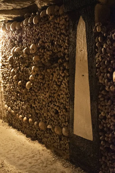 Paris, Fransa: Paris 'in yeraltı mezarlıklarında kafatasları ve kemikler, 285 km uzunluğundaki bir yeraltı taş ocağında dünyanın en büyük mezarlığı olan 6 milyondan fazla insanın kalıntılarını barındırıyor.