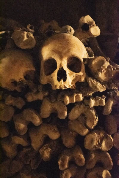 フランス パリのカタコンベの頭蓋骨と骨 600万人以上の遺体を収容する地下採石場の長さ285 Kmの納骨堂 世界最大のネクロポリス — ストック写真