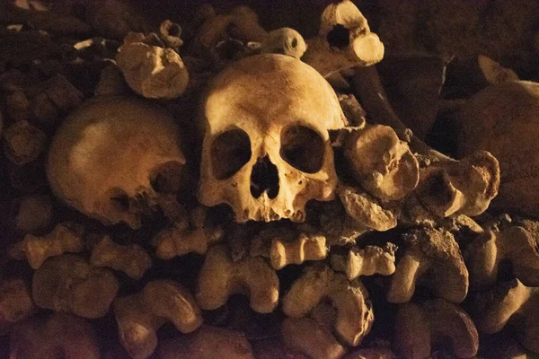 Paris, Fransa: Paris 'in yeraltı mezarlıklarında kafatasları ve kemikler, 285 km uzunluğundaki bir yeraltı taş ocağında dünyanın en büyük mezarlığı olan 6 milyondan fazla insanın kalıntılarını barındırıyor.