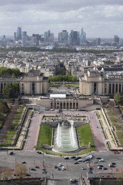 Paris, Fransa, Avrupa: şehrin gökyüzü manzarası Trocadro Bahçeleri ve La Defense gökdelenleri, ofisleri, apartmanları ve alışveriş merkezleri olan bir iş bölgesi, Eyfel Kulesi 'nin tepesinden görülüyor.