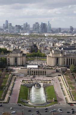 Paris, Fransa, Avrupa: şehrin gökyüzü manzarası Trocadro Bahçeleri ve La Defense gökdelenleri, ofisleri, apartmanları ve alışveriş merkezleri olan bir iş bölgesi, Eyfel Kulesi 'nin tepesinden görülüyor.