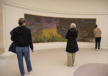 Paris, Fransa, Avrupa: Nymphas 'ın (Su Zambakları) önündeki ziyaretçiler, Claude Monet' nin Empresyonist ve post-empresyonist resim müzesi Orangerie 'deki ünlü dekoratif panelleri.