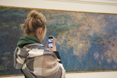Paris, Fransa, Avrupa: Nymphas 'ın önünde bir ziyaretçi (Su Zambakları), Claude Monet' nin Empresyonist ve post-empresyonist resim müzesinde yaptığı ünlü dekoratif paneller serisi.