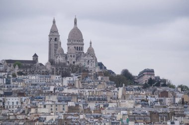 Paris, Fransa, Avrupa: Eiffel Kulesi 'nin tepesinden şehrin en yüksek noktası Montmartre tepesi ve Roma Katolik Kilisesi 1914 yılında tamamlandı.