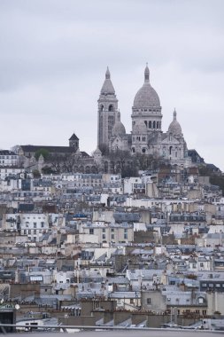 Paris, Fransa, Avrupa: Eiffel Kulesi 'nin tepesinden şehrin en yüksek noktası Montmartre tepesi ve Roma Katolik Kilisesi 1914 yılında tamamlandı.