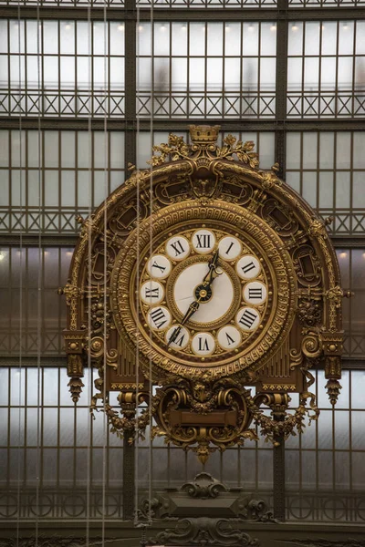 钟表安放在奥赛博物馆大厅的内墙上 这个著名的博物馆座落于1898年至1900年间建造的博城 艺术火车站Gare Orsay — 图库照片