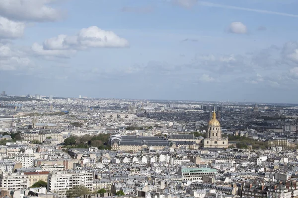 Paris, Fransa, Avrupa: Eyfel Kulesi 'nin tepesinden görülen Les Invalides kompleksindeki Saint Louis katedrali ile şehrin gökyüzü manzarası 