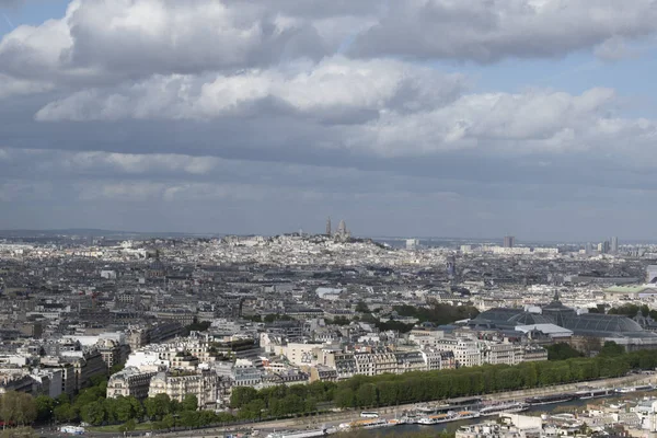 Paris, Fransa, Avrupa: Eyfel Kulesi 'nin tepesinden Seine nehri, Montmartre tepesi, şehrin en yüksek noktası ve Kutsal Kalp Bazilikası 1914 yılında tamamlandı.
