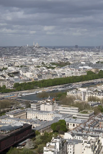 Paris, Fransa, Avrupa: Eyfel Kulesi 'nin tepesinden Seine nehri, Montmartre tepesi, şehrin en yüksek noktası ve Kutsal Kalp Bazilikası 1914 yılında tamamlandı.
