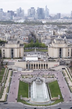 Paris, Fransa, Avrupa: Trocadero Bahçeleri ve Eyfel Kulesi 'nin tepesinden görülen La Defense bölgesinin gökdelenleri ile şehrin gökdelenlerinin havadan görünüşü
