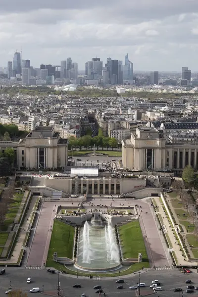 Paris, Fransa, Avrupa: Trocadero Bahçeleri ve Eyfel Kulesi 'nin tepesinden görülen La Defense bölgesinin gökdelenleri ile şehrin gökdelenlerinin havadan görünüşü