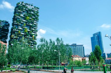 Biblioteca degli Alberi 'den (BAM) görülen Bosco Verticale manzarası, Piazza Gae Aulenti ile Isola ilçesi arasında yer alan park. 05-09-2022. Çiçekli tarlalar. Milan mı? İtalya