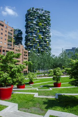 Biblioteca degli Alberi 'den (BAM) görülen Bosco Verticale manzarası, Piazza Gae Aulenti ile Isola ilçesi arasında yer alan park. 05-09-2022. Çiçekli tarlalar. Milan mı? İtalya