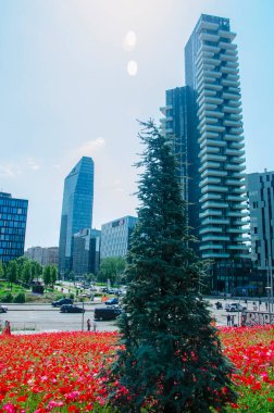 Biblioteca degli Alberi 'den (BAM) görülen Solaria Kulesi manzarası, Piazza Gae Aulenti ile Isola ilçesi arasında yer alan park. 05-09-2022. Çiçekli tarlalar. Milan mı? İtalya