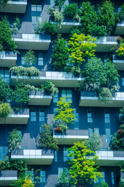 緑の植物でいっぱいのボスコ ヴェルティカーレのバルコニーとテラスの景色 春の時間だ 2005年9月 2022年 ミラノ ポルタ ヌオーヴァ超高層住宅 イタリア — ストック写真