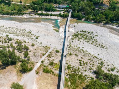 Hava görüntüsü. Kuraklık ve kuru nehirler. Bobbio köprüsü Trebbia nehri üzerinde, Piacenza, Emilia-Romagna. İtalya. 06-16-2022. Taşları ve bitkileri olan bir nehir yatağı. Buna kambur köprü denir, eski ya da şeytan köprüsü. Yüzer.