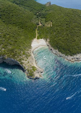 Korfu adasındaki Dimitri Eliodoro plajının hava manzarası. Yunanistan. Limni 'nin eşsiz çifte kumsalını kapatın. Kerkyra