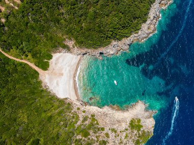 Korfu adasındaki Dimitri Eliodoro plajının hava manzarası. Yunanistan. Limni 'nin eşsiz çifte kumsalını kapatın. Kerkyra