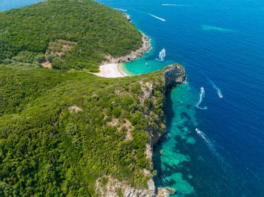 Korfu adasındaki Dimitri Eliodoro plajının hava manzarası. Yunanistan. Limni 'nin eşsiz çifte kumsalını kapatın. Kerkyra
