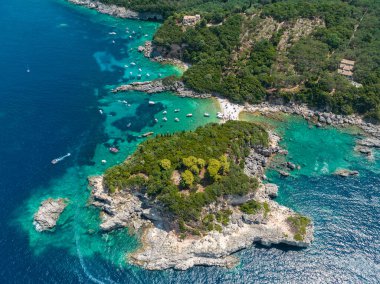 Korfu adasındaki Limni Sahili Glyko 'nun hava manzarası. Yunanistan. İki kumsalın anakaraya bağlı olduğu yerde harika bir manzara var. Eşsiz çifte kumsal. Kerkyra