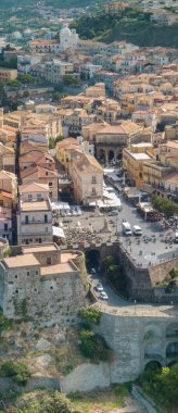 Pizzo Calabro 'nun havadan görünüşü, kale, Calabria, İtalya turizmi. Deniz kenarındaki küçük Pizzo Calabro kasabasının panoramik manzarası. Kayalıklardaki evler. Uçurumun kenarında Murat Aragonese kalesi duruyor.